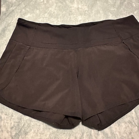 Lululemon shorts size 8 - Picture 2 of 4